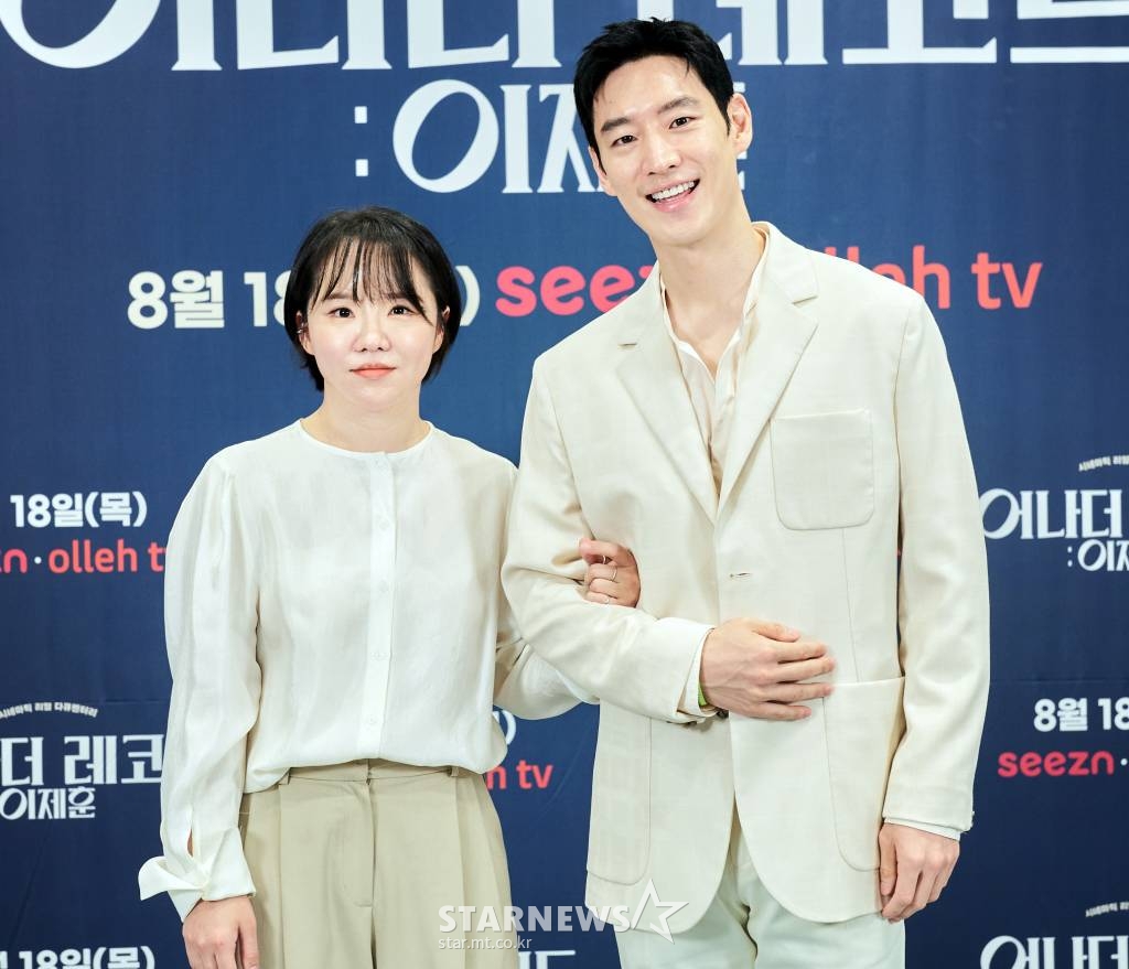 윤단비 감독, 배우 이제훈이 16일 오전 온라인으로 진행된 seezn(시즌) 오리지널 영화 '어나더 레코드 : 이제훈' 제작발표회에 참석해 포즈를 취하고 있다. '어나더 레코드 : 이제훈'은 배우로서 틀을 깨는 연기를 보여주면서도 대중의 공감을 잃지 않기 위해 끊임 없이 상상하며 노력하는 이제훈을 기록했다. 오는 18일 오후 6시 공개. / 사진제공 = 시즌 /사진=김창현 기자 chmt@