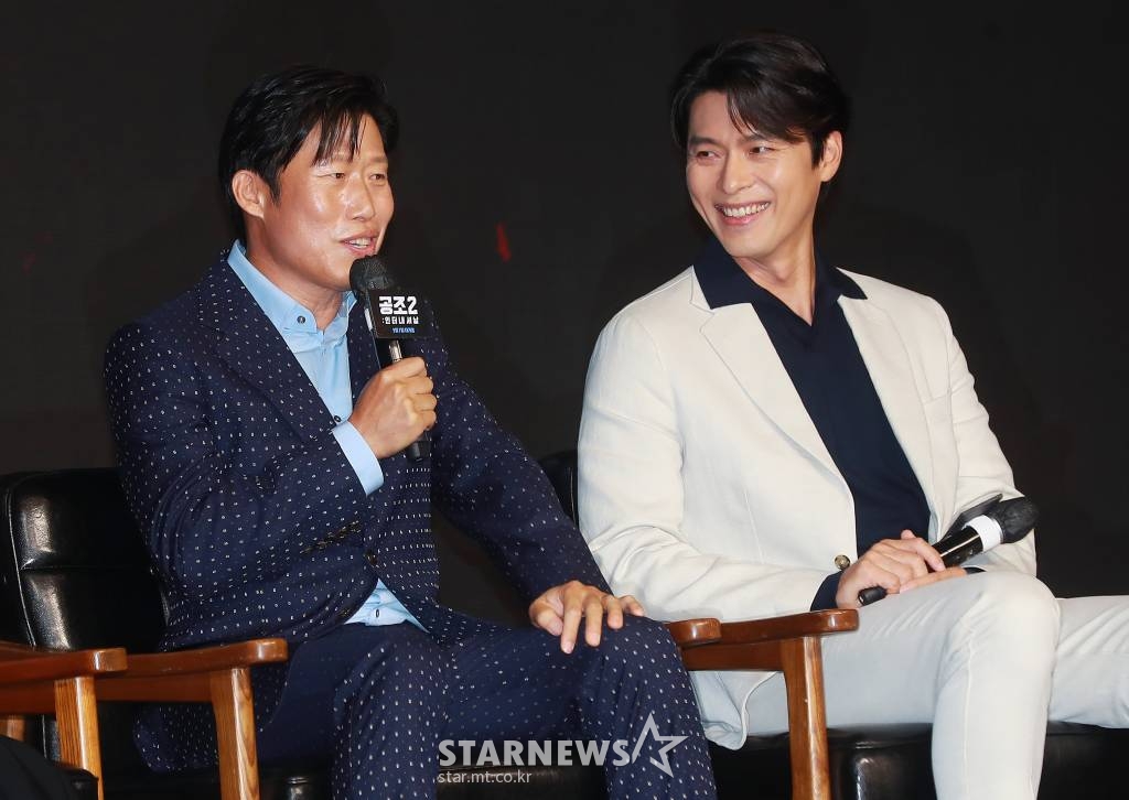 배우 유해진, 현빈이 16일 오전 서울 콘래드호텔에서 진행된 영화 '공조2: 인터내셔날'(감독 이석훈) 제작발표회에 참석해 질문에 답하고 있다. 글로벌 범죄 조직을 잡기 위해 다시 만난 북한 형사 림철령(현빈)과 남한 형사 강진태(유해진), 해외파 FBI 잭(다니엘 헤니)이 각자의 목적으로 뭉친 형사들의 예측불허 삼각 공조 수사를 그린 영화 '공조2: 인터내셔날'은 9월 7일 개봉한다. /2022.08.16 /사진=이동훈 기자 photoguy@