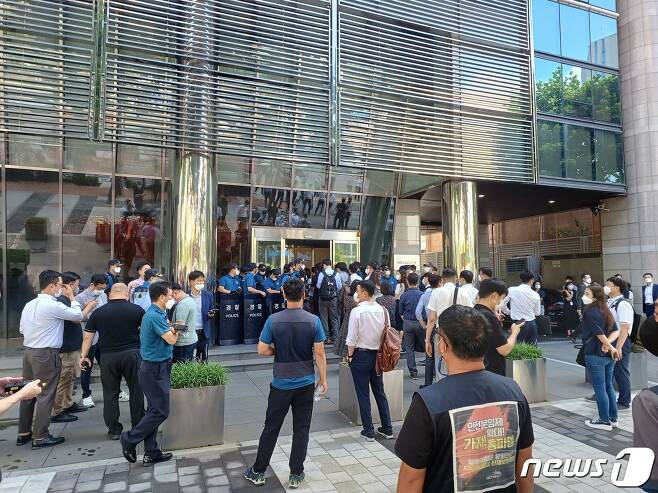 민주노총 화물연대가 16일 오전 6시10분부터 서울시 하이트진로 본사를 점거하고 농성을 이어가고 있다. 사진제공=뉴스1