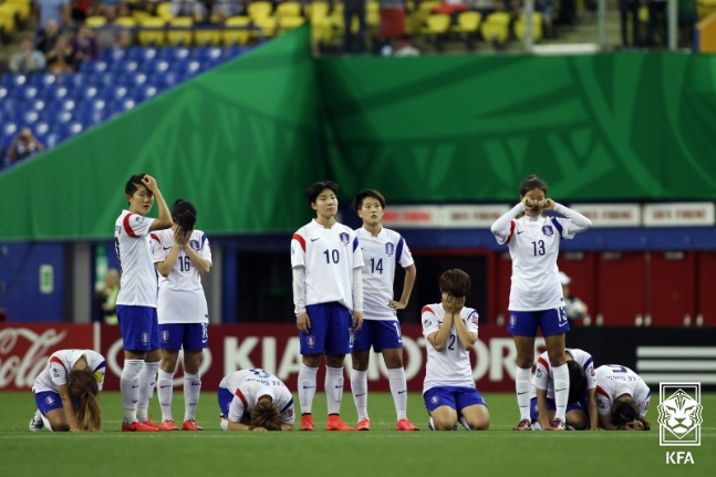 지난 2014년 FIFA U-20 월드컵 프랑스와의 8강전에서 패배한 뒤 아쉬워하고 있는 선수들. /사진=대한축구협회