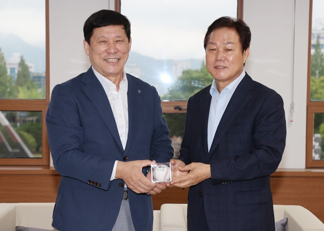 허구연(왼쪽) KBO 총재와 박완수 경남도지사. /사진=KBO