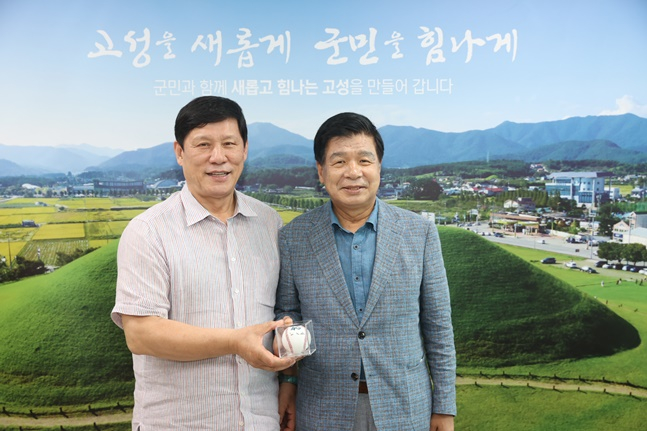 허구연(왼쪽) KBO 총재와 이상근 경남 고성군수. /사진=KBO