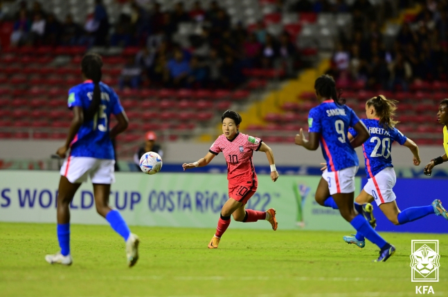 대한민국 20세 이하(U-20) 여자축구대표팀 천가람이 18일 코스타리카에서 열린 프랑스와의 조별리그 최종전에서 볼 경합을 펼치고 있다. /사진=대한축구협회
