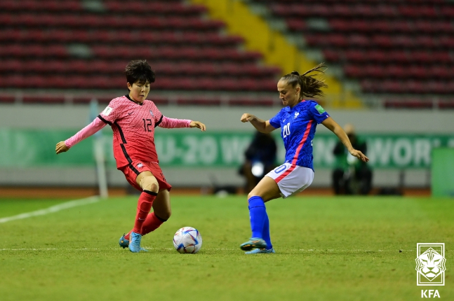 대한민국 20세 이하(U-20) 여자축구대표팀 이세란이 18일 코스타리카에서 열린 프랑스와의 조별리그 최종전에서 볼 경합을 펼치고 있다. /사진=대한축구협회
