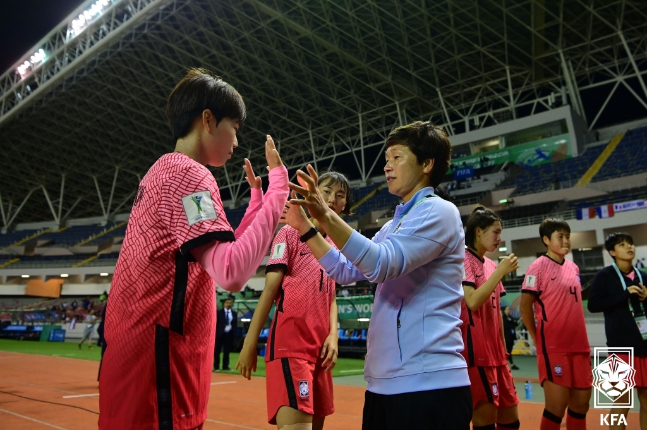 황인선(오른쪽) 대한민국 U-20 여자축구대표팀 감독이 프랑스전을 마친 뒤 선수들과 인사를 나누고 있다. /사진=대한축구협회