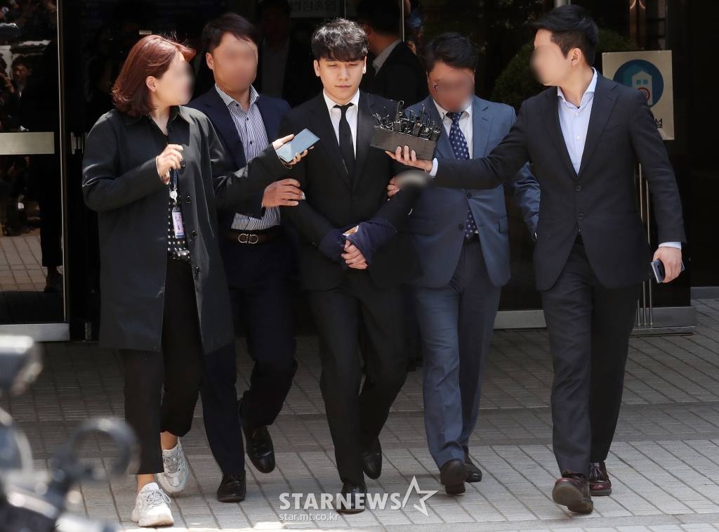 성매매 알선 및 자금 횡령, 식품위생법 위반 등의 혐의를 받고 있는 가수 승리가 14일 오후 서울 서초구 서울지방법원에서 구속 전 영장실질심사를 마치고 유치장으로 향하고 있다. /사진=김휘선 기자 hwijpg@