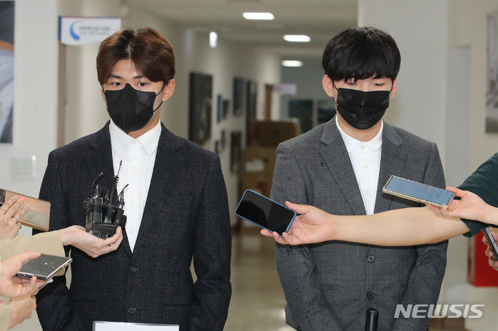 스피드스케이팅 선수 정재웅(왼쪽), 정재원이 지난 8일 오후 서울 송파구 올림픽공원 내 연맹 회의실에서 열린 음주운전 관련 징계 회의에 참석하며 취재진의 질문에 답하고 있다. /사진=뉴시스
