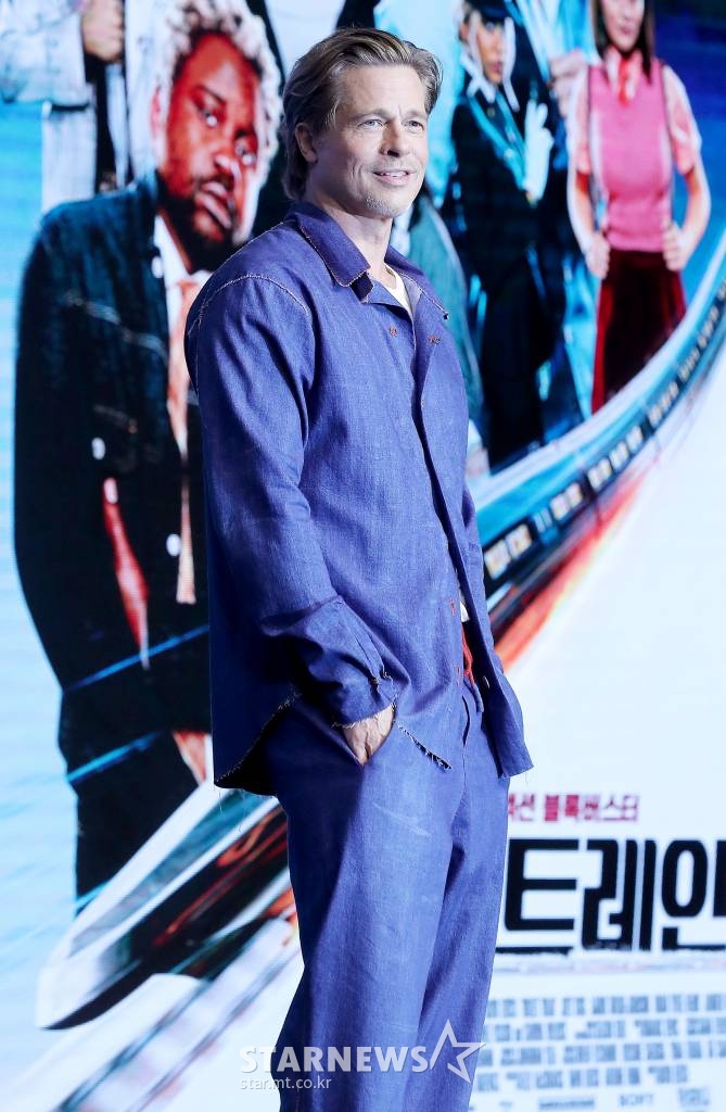 할리우드 우 브래드 피트가 19일 오전 서울 영등포구 여의도 콘래드서울에서 열린 영화 '불릿 트레인' 프레스 컨퍼런스에 참석해 포즈를 취하고 있다. '불릿 트레인'은 미션수행을 위해 탈출이 불가능한 초고속 열차에 탑승한 언럭키 가이 레이디버그(브래드 피트 분)와 고스펙 킬러들의 피 튀기는 전쟁을 담은 논스톱 액션 블록버스터다. 오는 24일 개봉. 2022.08.19 /사진=김창현 기자 chmt@