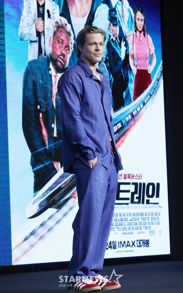 할리우드 배우 브래드 피트가 19일 오전 서울 영등포구 여의도 콘래드서울에서 열린 영화 '불릿 트레인' 프레스 컨퍼런스에 참석해 포즈를 취하고 있다. '불릿 트레인'은 미션수행을 위해 탈출이 불가능한 초고속 열차에 탑승한 언럭키 가이 레이디버그(브래드 피트 분)와 고스펙 킬러들의 피 튀기는 전쟁을 담은 논스톱 액션 블록버스터다. 오는 24일 개봉. 2022.08.19 /사진=김창현 기자 chmt@
