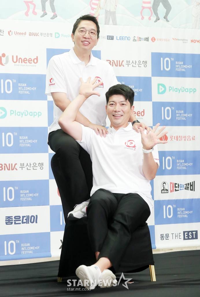 개그맨 정범균, 김재욱이 3일 오전 서울 마포구 상암동 스탠포드 서울에서 진행된 '제10회 부산 국제 코미디 페스티벌(BICF)'(이하 부코페) 기자회견에 참석해 포즈를 취하고 있다. '제10회 부코페'는 오는 19일부터 28일까지 열흘간 부산 전역에서 진행된다. 2022.08.03 /사진=김창현 기자 chmt@