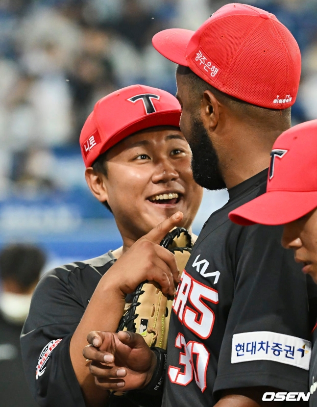 KIA 황대인(왼쪽)과 소크라테스 브리토.