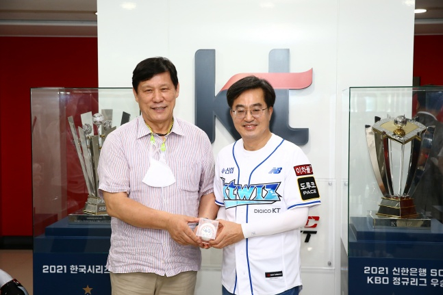 허구연 총재(왼쪽)가 김동연 경기도지사와 경기도 야구 발전 방향을 논의한 후 기념 사진을 촬영 중이다./사진=KBO
