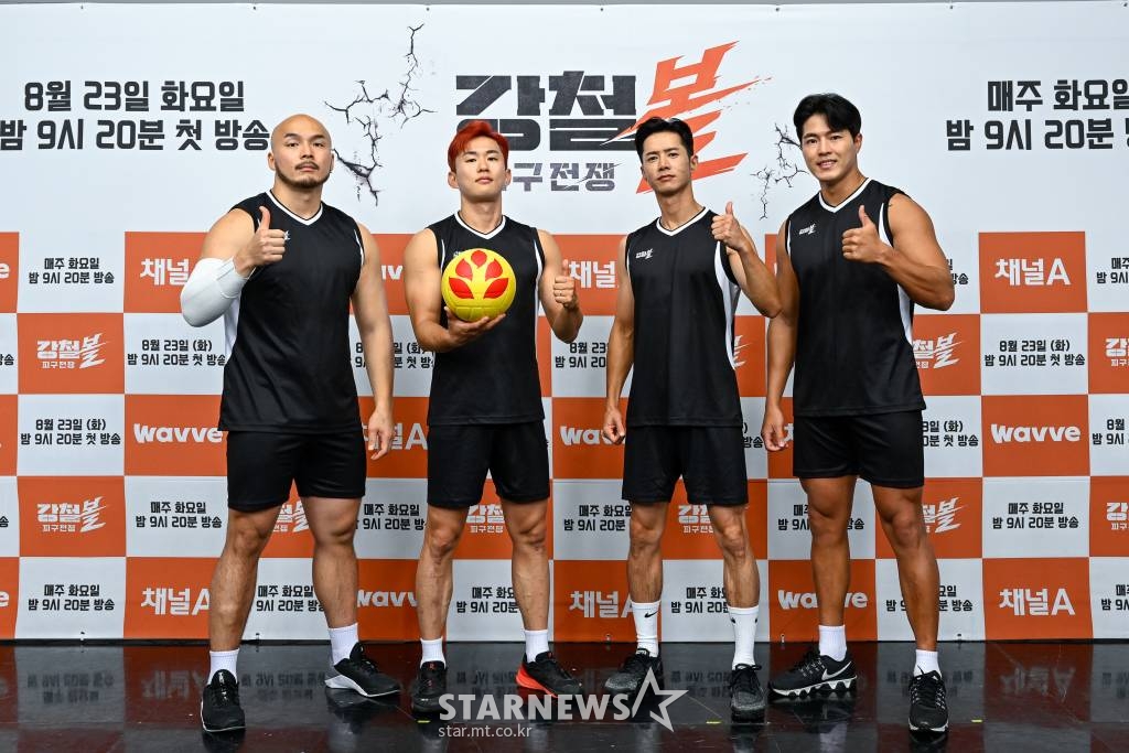 방송인 황충원, 이진봉, 오종혁, 이주용이 23일 오전 온라인으로 진행된 채널A 새 예능 '강철볼-피구전쟁'(이하 '강철볼') 제작발표회에 참석해 포즈를 취하고 있다.  '강철부대' 시즌 1, 2에 출연한 부대원 26명이 방송 최초로 피구에 도전하는 모습을 생생하게 담아내는 스포츠 예능이다. / 사진제공 = 채널A /사진=김창현 기자 chmt@