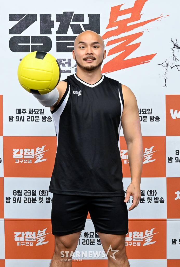 방송인 황충원이 23일 오전 온라인으로 진행된 채널A 새 예능 '강철볼-피구전쟁'(이하 '강철볼') 제작발표회에 참석해 포즈를 취하고 있다.  '강철부대' 시즌 1, 2에 출연한 부대원 26명이 방송 최초로 피구에 도전하는 모습을 생생하게 담아내는 스포츠 예능이다. / 사진제공 = 채널A /사진=김창현 기자 chmt@