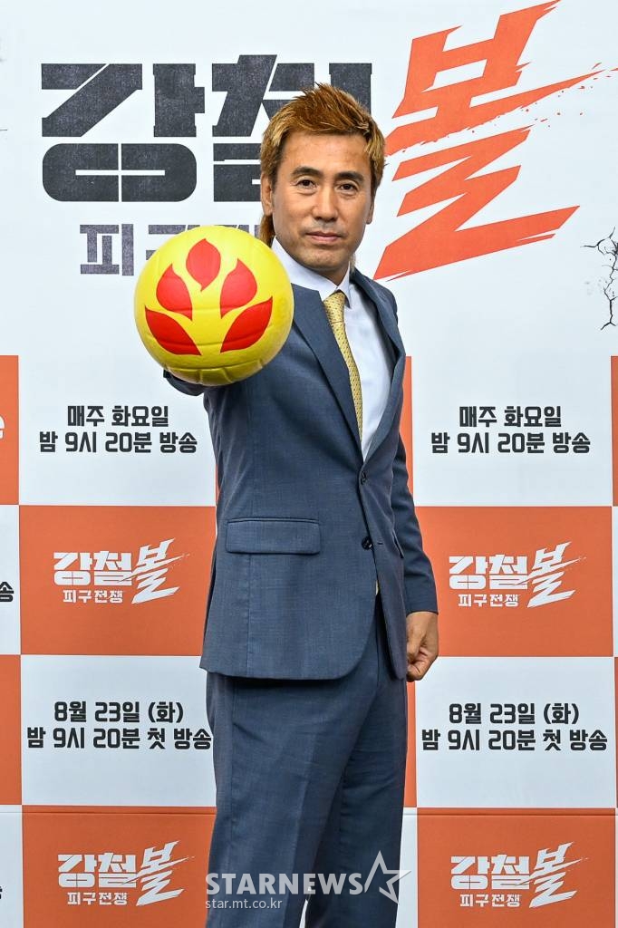 방송인 김병지가 23일 오전 온라인으로 진행된 채널A 새 예능 '강철볼-피구전쟁'(이하 '강철볼') 제작발표회에 참석해 포즈를 취하고 있다. '강철부대' 시즌 1, 2에 출연한 부대원 26명이 방송 최초로 피구에 도전하는 모습을 생생하게 담아내는 스포츠 예능이다. / 사진제공 = 채널A /사진=김창현 기자 chmt@