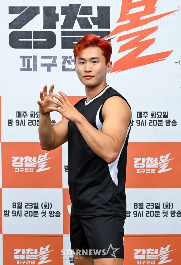 방송인 이진봉이 23일 오전 온라인으로 진행된 채널A 새 예능 '강철볼-피구전쟁'(이하 '강철볼') 제작발표회에 참석해 포즈를 취하고 있다. '강철부대' 시즌 1, 2에 출연한 부대원 26명이 방송 최초로 피구에 도전하는 모습을 생생하게 담아내는 스포츠 예능이다. / 사진제공 = 채널A /사진=김창현 기자 chmt@