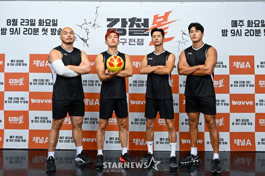 방송인 황충원, 이진봉, 오종혁, 이주용이 23일 오전 온라인으로 진행된 채널A 새 예능 '강철볼-피구전쟁'(이하 '강철볼') 제작발표회에 참석해 포즈를 취하고 있다. '강철부대' 시즌 1, 2에 출연한 부대원 26명이 방송 최초로 피구에 도전하는 모습을 생생하게 담아내는 스포츠 예능이다. / 사진제공 = 채널A /사진=김창현 기자 chmt@