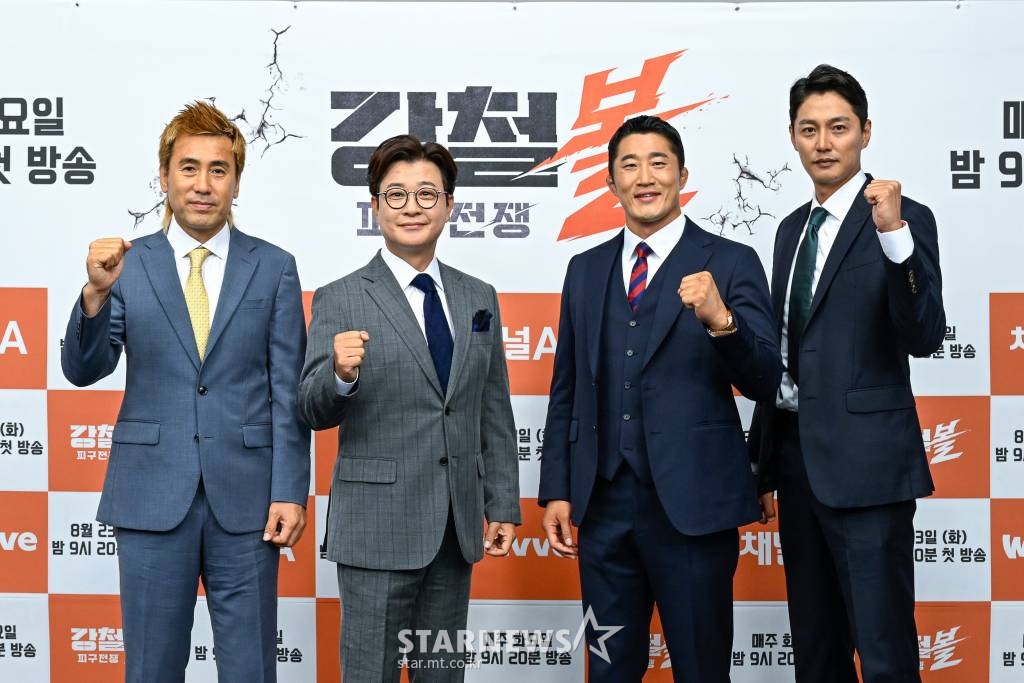방송인 김병지, 김성주, 김동현, 최현호가 23일 오전 온라인으로 진행된 채널A 새 예능 '강철볼-피구전쟁'(이하 '강철볼') 제작발표회에 참석해 포즈를 취하고 있다. '강철부대' 시즌 1, 2에 출연한 부대원 26명이 방송 최초로 피구에 도전하는 모습을 생생하게 담아내는 스포츠 예능이다. / 사진제공 = 채널A /사진=김창현 기자 chmt@