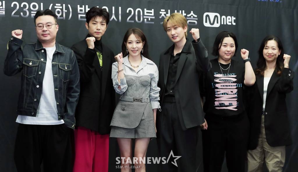 권영찬 CP, 최정남, 김나연 PD, 가수 장우영, 보아, 은혁이 23일 오후 서울 마포구 상암동 스탠포드 서울에서 열린 엠넷 '스트릿 맨 파이터' 제작발표회에 참석해 포즈를 취하고 있다.  '스트릿 맨 파이터'는 진한 힙합 감성의 뱅크투브라더스(BankTwoBrothers), 퍼포먼스와 쇼맨십이 강한 어때(EO-DDAE), 실력과 대중성을 갖춘 프로젝트 크루 엠비셔스(Mbitious), 엑소, 트와이스 등 국내 탑 아이돌들의 퍼포먼스를 만들어낸 원밀리언(1MILLION), 트렌디한 안무로 K-POP신을 휩쓸고 있는 위댐보이즈(WeDemBoyz), 전세계가 리스펙하는 월드챔피언 저스트절크(JustJerk), 넘치는 에너지로 파워풀한 크럼프 댄스를 선보이는 프라임킹즈(PRIME KINGZ), 높은 인지도와 팬덤을 보유하고 있는 YGX 등 대한민국 댄스 신에서 내로라하는 8크루가 출연한다. 2022.08.23 /사진=김창현 기자 chmt@