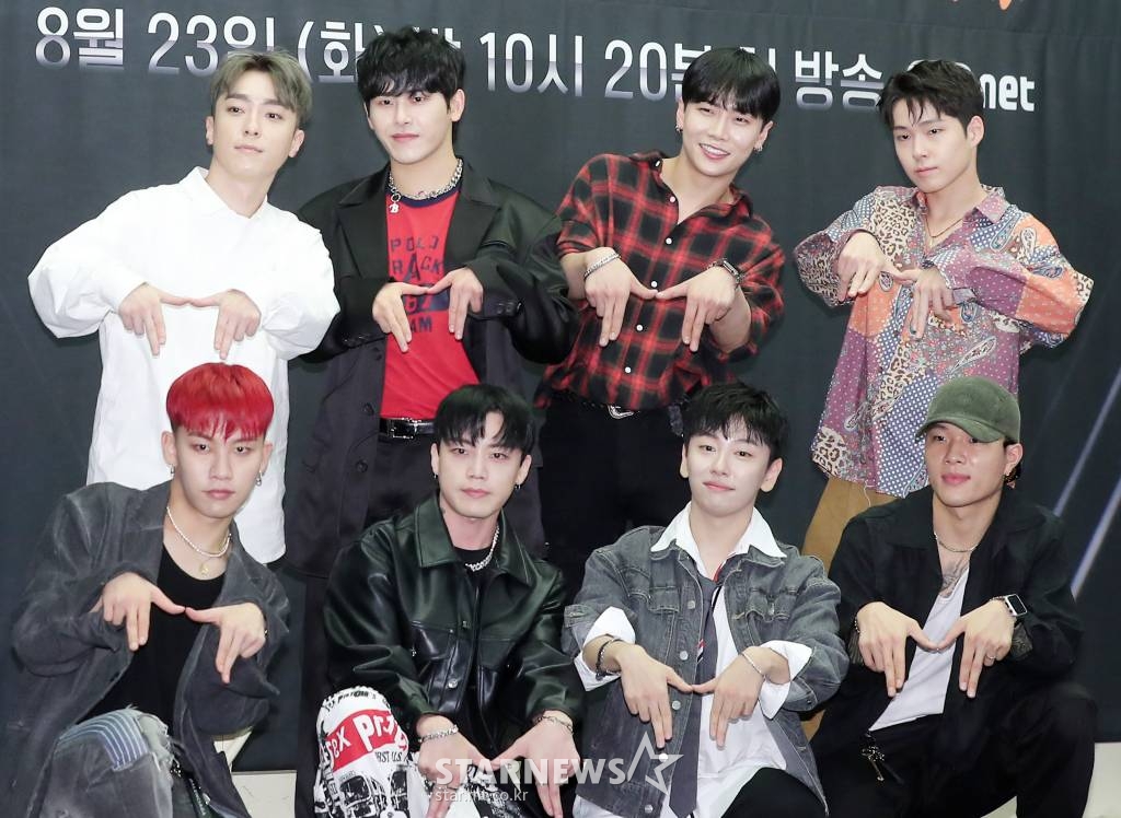 엠비셔스 크루가 23일 오후 서울 마포구 상암동 스탠포드 서울에서 열린 엠넷 '스트릿 맨 파이터' 제작발표회에 참석해 포즈를 취하고 있다.  '스트릿 맨 파이터'는 진한 힙합 감성의 뱅크투브라더스(BankTwoBrothers), 퍼포먼스와 쇼맨십이 강한 어때(EO-DDAE), 실력과 대중성을 갖춘 프로젝트 크루 엠비셔스(Mbitious), 엑소, 트와이스 등 국내 탑 아이돌들의 퍼포먼스를 만들어낸 원밀리언(1MILLION), 트렌디한 안무로 K-POP신을 휩쓸고 있는 위댐보이즈(WeDemBoyz), 전세계가 리스펙하는 월드챔피언 저스트절크(JustJerk), 넘치는 에너지로 파워풀한 크럼프 댄스를 선보이는 프라임킹즈(PRIME KINGZ), 높은 인지도와 팬덤을 보유하고 있는 YGX 등 대한민국 댄스 신에서 내로라하는 8크루가 출연한다. 2022.08.23 /사진=김창현 기자 chmt@