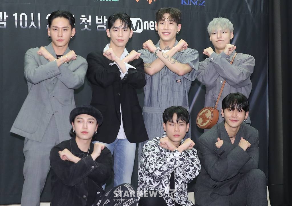 YGX 크루가 23일 오후 서울 마포구 상암동 스탠포드 서울에서 열린 엠넷 '스트릿 맨 파이터' 제작발표회에 참석해 포즈를 취하고 있다.  '스트릿 맨 파이터'는 진한 힙합 감성의 뱅크투브라더스(BankTwoBrothers), 퍼포먼스와 쇼맨십이 강한 어때(EO-DDAE), 실력과 대중성을 갖춘 프로젝트 크루 엠비셔스(Mbitious), 엑소, 트와이스 등 국내 탑 아이돌들의 퍼포먼스를 만들어낸 원밀리언(1MILLION), 트렌디한 안무로 K-POP신을 휩쓸고 있는 위댐보이즈(WeDemBoyz), 전세계가 리스펙하는 월드챔피언 저스트절크(JustJerk), 넘치는 에너지로 파워풀한 크럼프 댄스를 선보이는 프라임킹즈(PRIME KINGZ), 높은 인지도와 팬덤을 보유하고 있는 YGX 등 대한민국 댄스 신에서 내로라하는 8크루가 출연한다. 2022.08.23 /사진=김창현 기자 chmt@