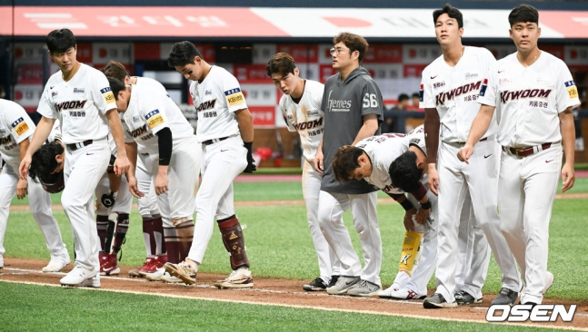 키움 선수단이 23일 서울특별시 구로구 고척스카이돔에서 열린 KIA 타이거즈와 2022 신한은행 SOL KBO리그 정규시즌 홈경기에서 3-12로 패한 후 응원석을 향해 인사하고 있다.
