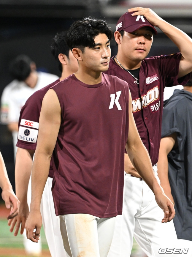 키움 이정후(왼쪽).