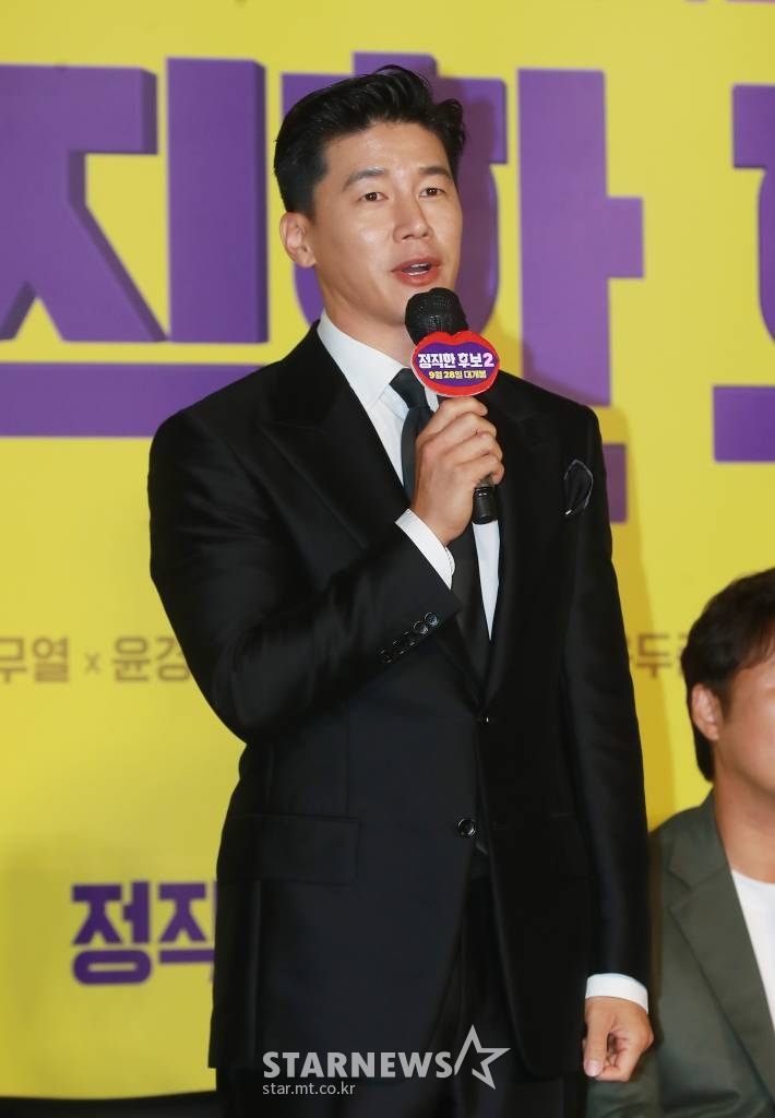배우 김무열이 24일 오전 서울 롯데시네마 건대입구점에서 진행된 영화 '정직한 후보2'(감독 장유정) 제작발표회에 참석해 인사말을 하고 있다. '진실의 주둥이' 주상숙이 정계 복귀를 꿈꾸며 벌어지는 좌충우돌 코미디 '정직한 후보2'는 9월 28일 개봉 예정이다. /2022.08.24 /사진=이동훈 기자 photoguy@