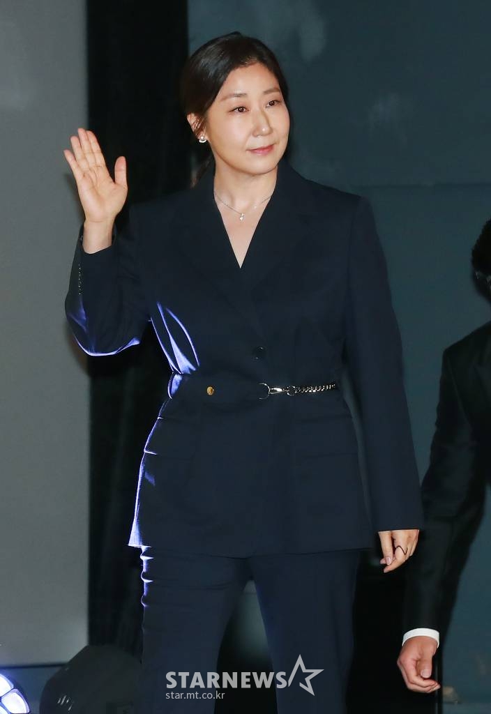 배우 라미란이 24일 오전 서울 롯데시네마 건대입구점에서 진행된 영화 '정직한 후보2'(감독 장유정) 제작발표회에 참석해 무대로 들어서고 있다. '진실의 주둥이' 주상숙이 정계 복귀를 꿈꾸며 벌어지는 좌충우돌 코미디 '정직한 후보2'는 9월 28일 개봉 예정이다. /2022.08.24 /사진=이동훈 기자 photoguy@