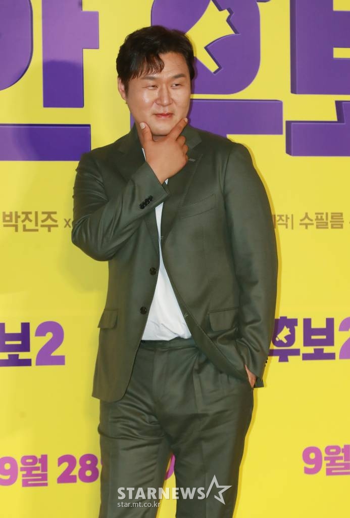 배우 윤경호가 24일 오전 서울 롯데시네마 건대입구점에서 진행된 영화 '정직한 후보2'(감독 장유정) 제작발표회에 참석해 포즈를 취하고 있다. '진실의 주둥이' 주상숙이 정계 복귀를 꿈꾸며 벌어지는 좌충우돌 코미디 '정직한 후보2'는 9월 28일 개봉 예정이다. /2022.08.24 /사진=이동훈 기자 photoguy@
