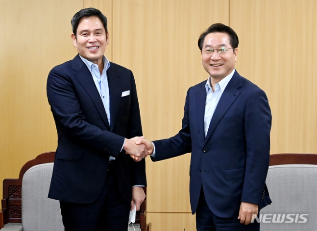 정용진(왼쪽) 신세계그룹 부회장과 유정복 인천광역시장이 24일 인천시청에서 만나 스타필드 청라 및 최첨단 멀티스타디움 돔구장 사업 등을 논의하고 있다./사진=뉴시스(인천시 제공)