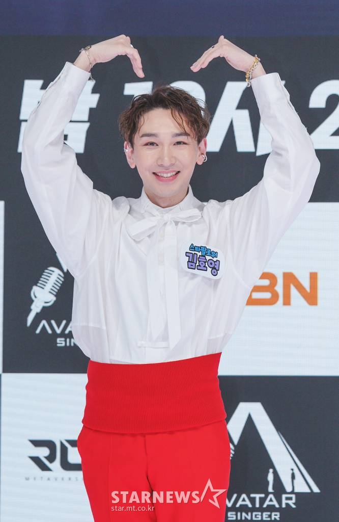 배우 김호영이 25일 오전 경기도 하남 브이에이 스튜디오에서 열린 MBN 뮤직 서바이벌 '아바타싱어' 제작발표회에 참석해 포즈를취하고 있다. 국내 첫 메타버스 뮤직 서바이벌 '아바타싱어'는 아바타에 로그인한 초특급 뮤지션들의 환상적인 퍼포먼스를 경험할 수 있는 국내 첫 메타버스 뮤직 서바이벌로 오는 26일 첫 방송된다. / 사진제공 = MBN /사진=김창현 기자 chmt@