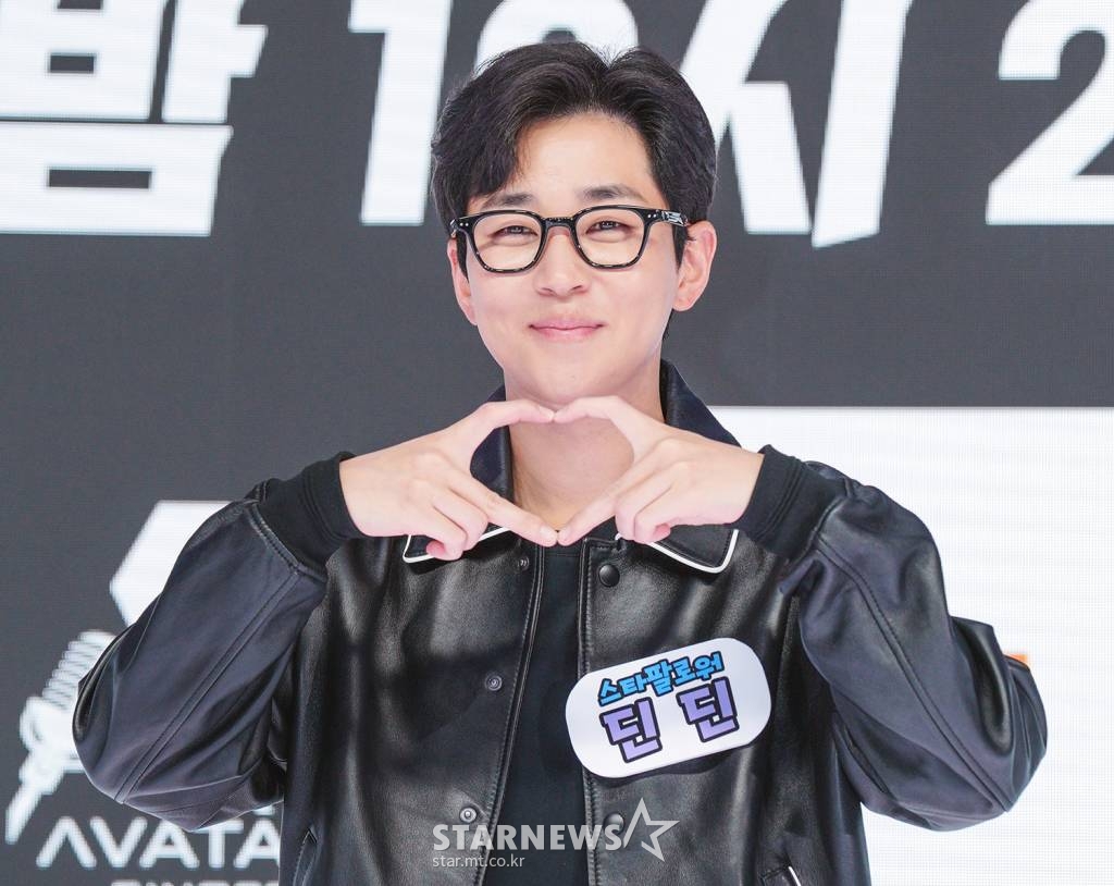 가수 딘딘이 25일 오전 경기도 하남 브이에이 스튜디오에서 열린 MBN 뮤직 서바이벌 '아바타싱어' 제작발표회에 참석해 포즈를취하고 있다. 국내 첫 메타버스 뮤직 서바이벌 '아바타싱어'는 아바타에 로그인한 초특급 뮤지션들의 환상적인 퍼포먼스를 경험할 수 있는 국내 첫 메타버스 뮤직 서바이벌로 오는 26일 첫 방송된다. / 사진제공 = MBN /사진=김창현 기자 chmt@