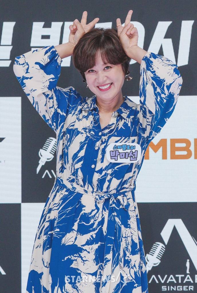 개그우먼 박미선이 25일 오전 경기도 하남 브이에이 스튜디오에서 열린 MBN 뮤직 서바이벌 '아바타싱어' 제작발표회에 참석해 포즈를취하고 있다. 국내 첫 메타버스 뮤직 서바이벌 '아바타싱어'는 아바타에 로그인한 초특급 뮤지션들의 환상적인 퍼포먼스를 경험할 수 있는 국내 첫 메타버스 뮤직 서바이벌로 오는 26일 첫 방송된다. / 사진제공 = MBN /사진=김창현 기자 chmt@