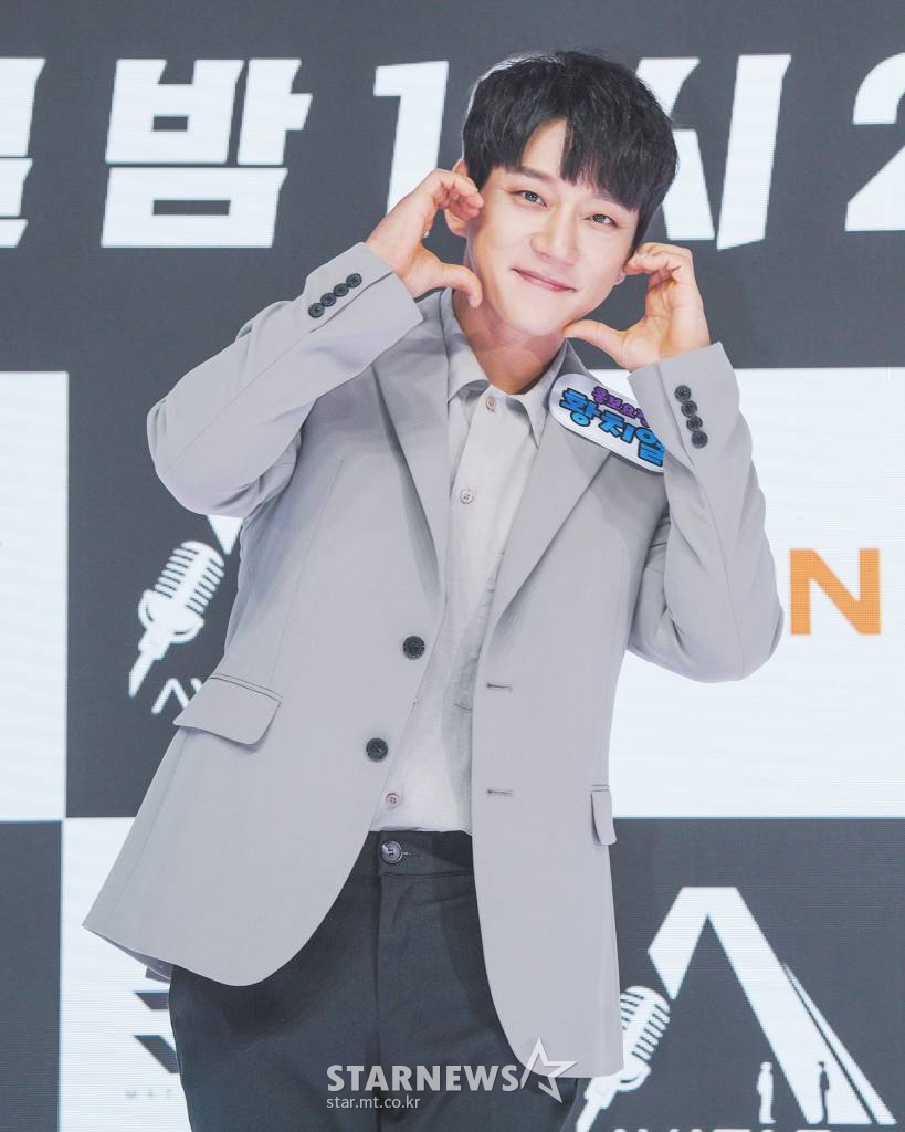 가수 황치열이 25일 오전 경기도 하남 브이에이 스튜디오에서 열린 MBN 뮤직 서바이벌 '아바타싱어' 제작발표회에 참석해 포즈를취하고 있다. 국내 첫 메타버스 뮤직 서바이벌 '아바타싱어'는 아바타에 로그인한 초특급 뮤지션들의 환상적인 퍼포먼스를 경험할 수 있는 국내 첫 메타버스 뮤직 서바이벌로 오는 26일 첫 방송된다. / 사진제공 = MBN /사진=김창현 기자 chmt@