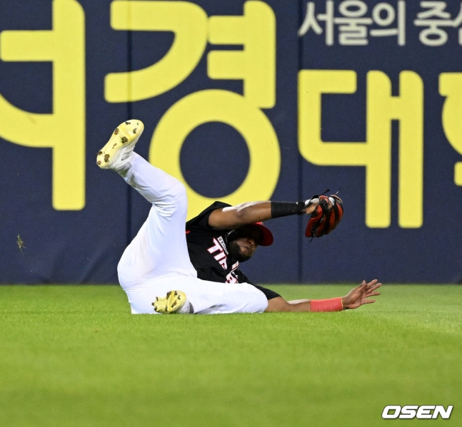소크라테스 브리토가 25일 잠실 LG전 9회말 1사 1, 2루에서 홍창기의 타구를 다이빙 캐치로 잡아내고 있다.