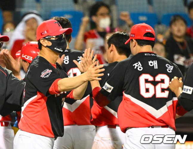 김종국 KIA 감독(왼쪽)이 25일 잠실 LG전에서 1-0으로 승리한 후 정해영(오른쪽)을 다독이고 있다.