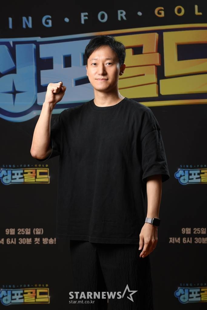 정익승 PD가 25일 오후 진행된 SBS '싱포골드 프롤로그' 제작설명회에 앞서 포즈를 취하고 있다. '싱포골드'는 세계적인 프로듀서 JYP 박진영과 각 분야 최고의 전문가들이 조력자가 되어 흥 많고 개성 넘치는 '퍼포먼스 합창단'을 발굴하는 국내 최초 퍼포먼스 K-합창 배틀이다. /사진제공=SBS 2022.08.25 /사진=이동훈 기자 photoguy@