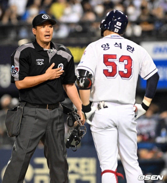 두산 양석환(오른쪽)이 11일 잠실 NC전에서 8회말 체크스윙 삼진을 당한 후 심판에게 어필하고 있다.