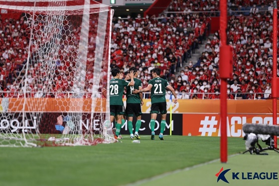 백승호의 동점골에 기뻐하는 전북 선수들. /사진=한국프로축구연맹 제공