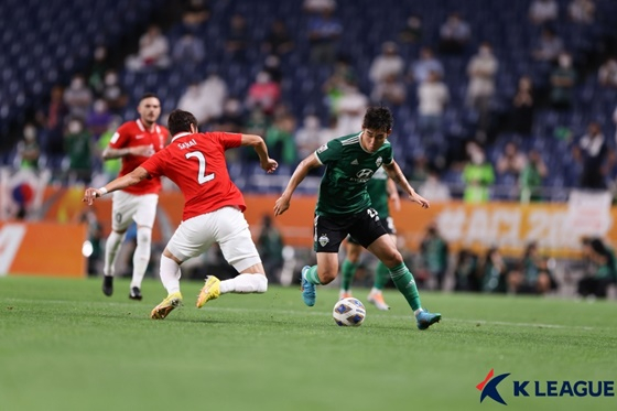 전북 현대 송민규(초록색 유니폼)의 공격 플레이. /사진=한국프로축구연맹 제공