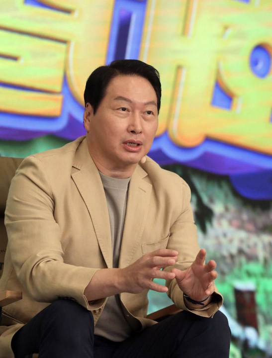 최태원회장은 ESG를 핵심 성장동력원으로 삼고 혁신을 추진하는 중이다. 사진은 '이천포럼 2022'에 참석한 최 회장.