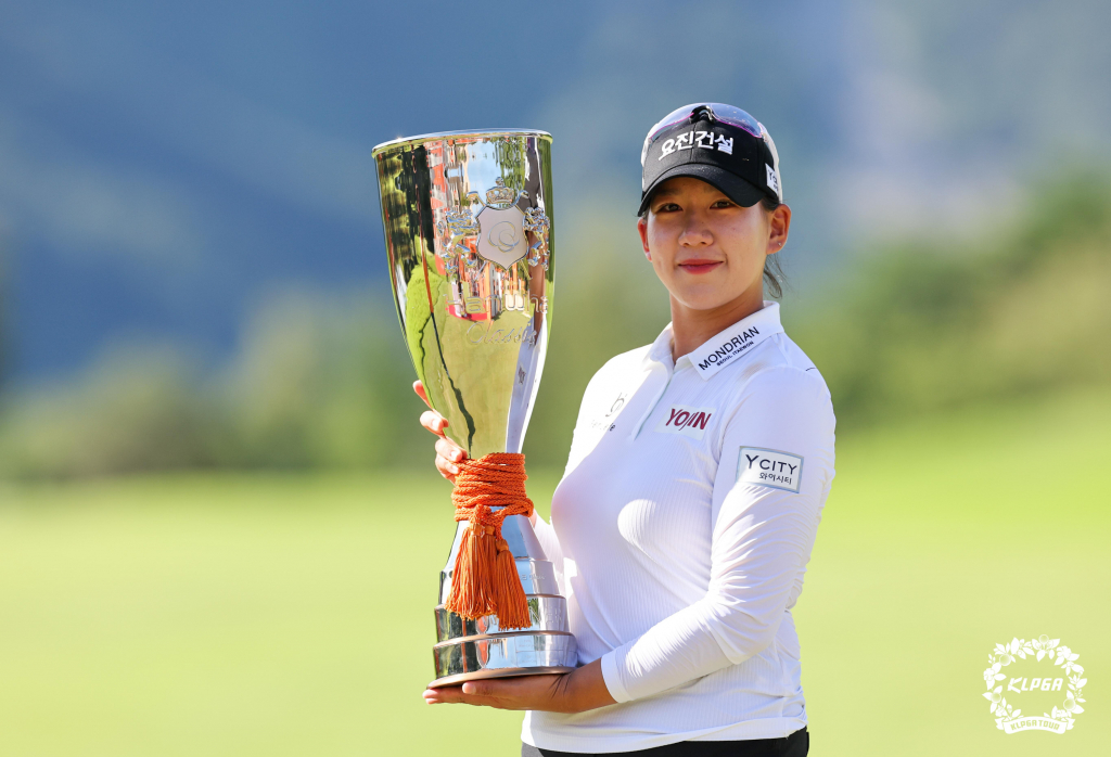 홍지원이 28일 한화클래식 2022 우승 트로피를 들고 포즈를 취하고 있다./사진=KLPGA
