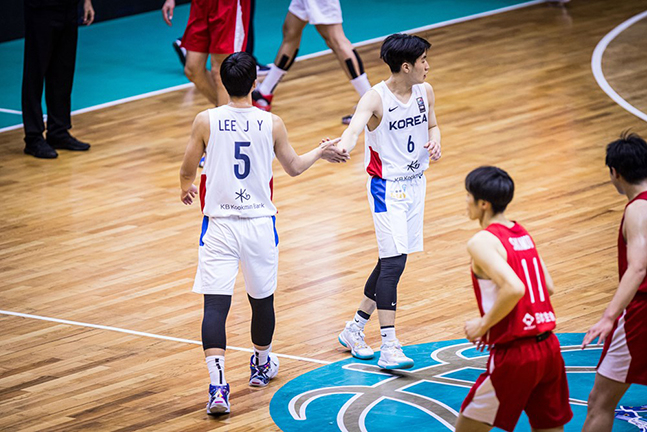 대한민국 U-18 대표팀 이주영(왼쪽)과 문유현이 일본과의 2022 FIBA U-18 아시아선수권대회에서 하이파이브를 하고 있다. /사진=FIBA