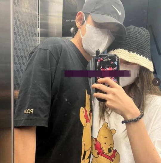 뷔와 제니로 추정되는 남녀가 커플티를 입고 사진을 찍고 있다 /사진=온라인 커뮤니티
