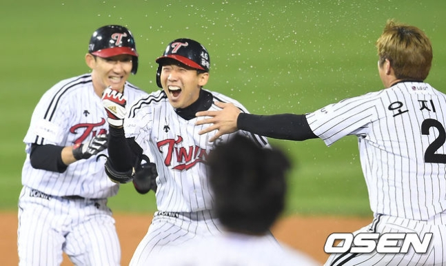 현역 시절 김용의(가운데).
