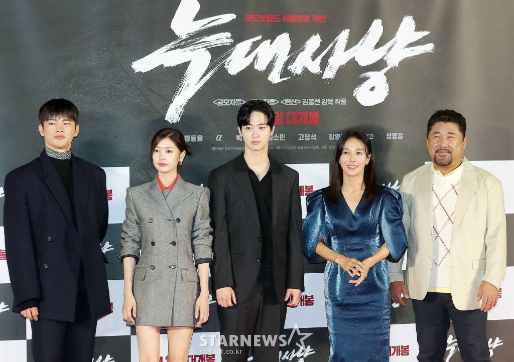 배우 서인국, 정소민, 장동윤, 장영남, 고창석이 29일 오전 서울 용산구 아이파크몰 CGV에서 열린 영화 '늑대사냥' 제작보고회에 참석해 인사말을 하고 있다. '늑대사냥'은 극악무도한 범죄자들을 태평양에서 한국까지 이송해야 하는 상황 속, 지금껏 보지 못한 극한 상황에 처하게 되는 하드보일드 서바이벌 액션. 오는 9월 21일 개봉. 2022.08.29 /사진=김창현 기자 chmt@