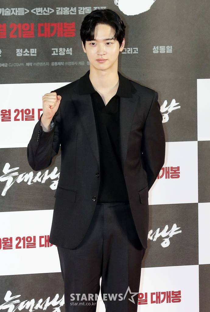 배우 장동윤이 29일 오전 서울 용산구 아이파크몰 CGV에서 열린 영화 '늑대사냥' 제작보고회에 참석해 포즈를 취하고 있다. '늑대사냥'은 극악무도한 범죄자들을 태평양에서 한국까지 이송해야 하는 상황 속, 지금껏 보지 못한 극한 상황에 처하게 되는 하드보일드 서바이벌 액션. 오는 9월 21일 개봉. 2022.08.29 /사진=김창현 기자 chmt@