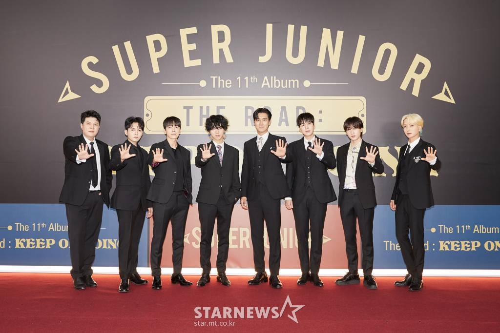 그룹 슈퍼주니어가 12일 오전 온라인 생중계로 진행된 정규 11집 첫 앨범 볼륨. 1 '더 로드: 킵 온 고잉'(Vol.1 'The Road: Keep on Going)발매기념 기자간담회에 앞서 포즈를 취하고 있다. /사진제공=Label SJ 2022.07.12 /사진=이동훈 기자 photoguy@
