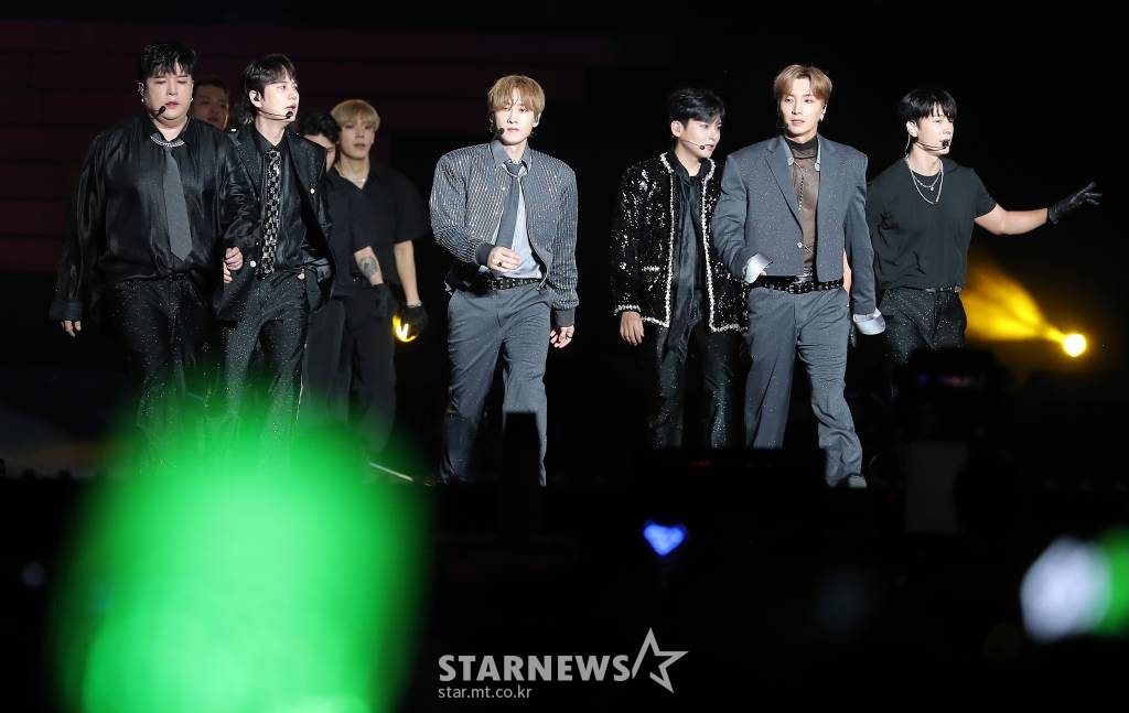 그룹 슈퍼주니어가 20일 오후 경기 수원월드컵경기장에서 열린 'SMTOWN LIVE 2022 : SMCU EXPRESS @HUMAN CITY_SUWON'에서 멋진 무대를 선보이고 있다. 이번 콘서트에는 강타, 보아, 동방신기, 슈퍼주니어, 소녀시대, 태연, 효연, 샤이니 키, 민호, 엑소 수호, 시우민, 첸, 디오, 카이, 레드벨벳, NCT, 에스파, 갓 더 비트 등 SM 아티스트들이 총 출동해 화려한 무대를 꾸몄다. 'SMTOWN LIVE 2022 : SMCU EXPRESS'는 'SMCU EXPRESS'를 타고 세계 주요 도시를 순회하는 콘셉트로, 오는 27~29일 3일간 일본 도쿄돔에서도 개최된다. 2022.08.20 /사진=김창현 기자 chmt@